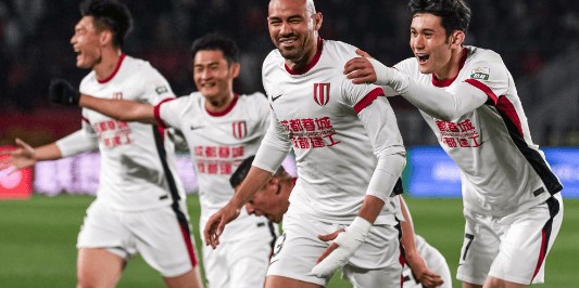 华体育会app(中国)官方网站-3-0！中超最神奇球队诞生！赛季唯一不败+11场轰30球，领跑积分榜