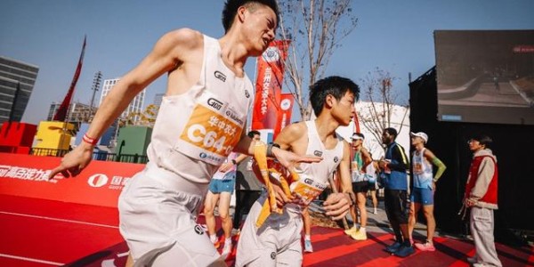 近1300 名高校跑者集结上海，这场接力赛把青春跑成了高光时刻